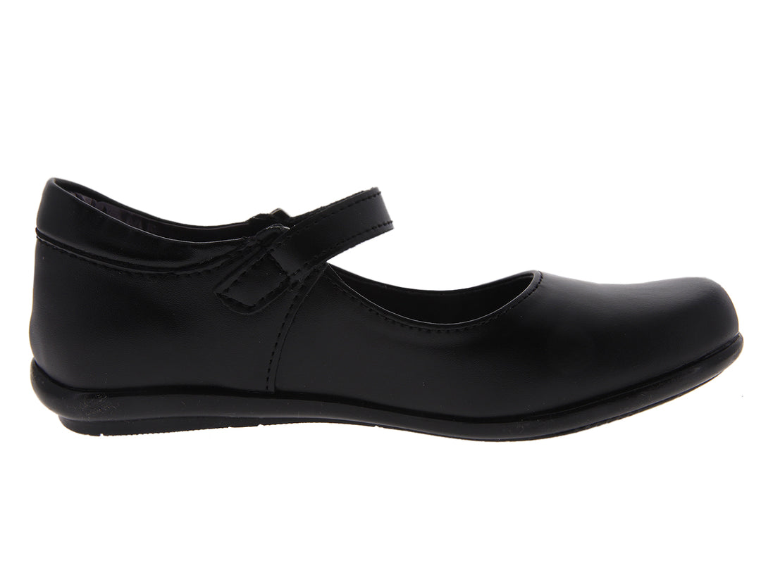 Par de zapatos negros para niña estilo Mary Jane con correa y hebilla plateada.