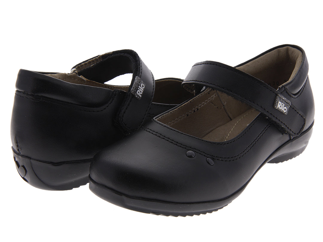 Par de zapatos negros para niña estilo Mary Jane con correa ajustable.