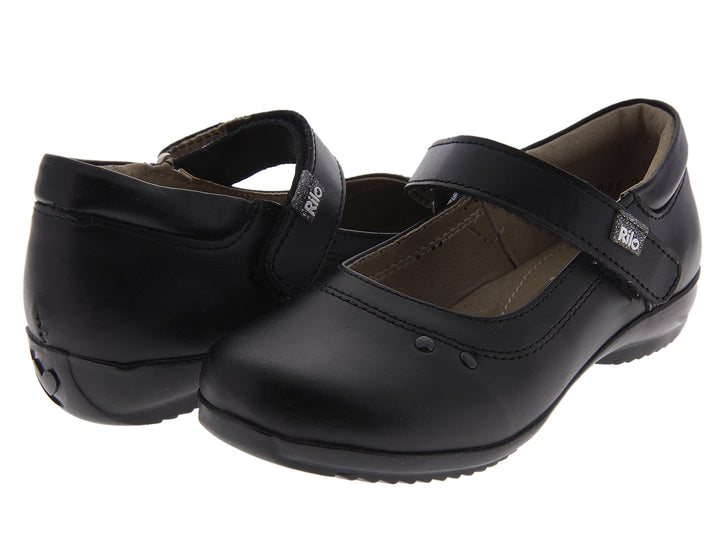Par de zapatos negros para niña estilo Mary Jane con correa ajustable.