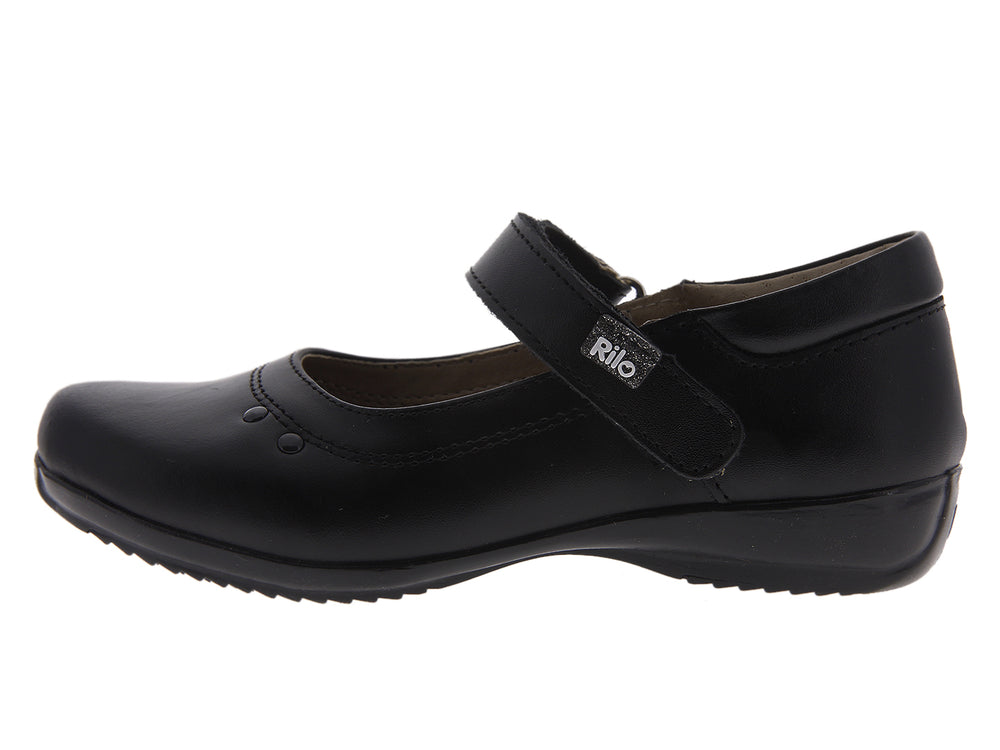 Par de zapatos negros para niña estilo Mary Jane con correa ajustable.