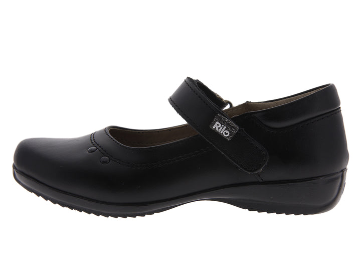 Par de zapatos negros para niña estilo Mary Jane con correa ajustable.