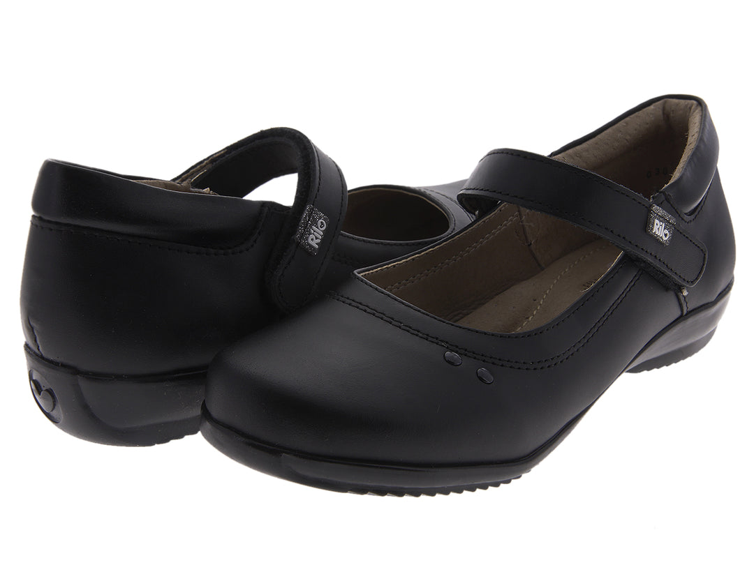 Par de zapatos negros para niña estilo Mary Jane con correa y acabado liso.