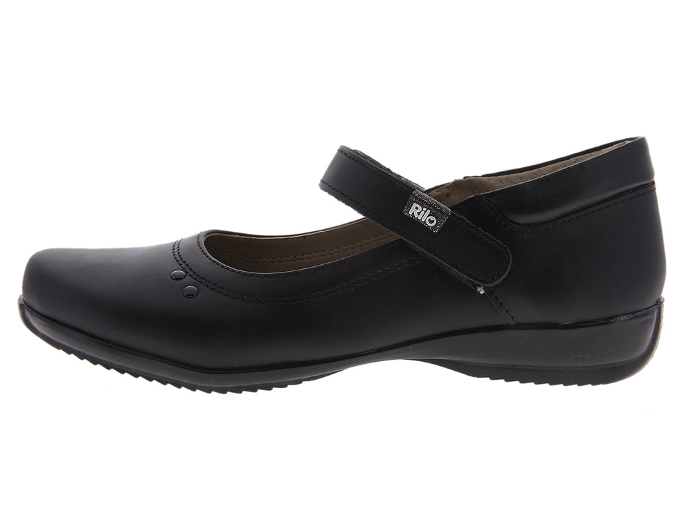 Par de zapatos negros para niña estilo Mary Jane con correa y acabado liso.