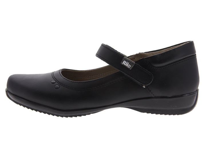 Par de zapatos negros para niña estilo Mary Jane con correa y acabado liso.