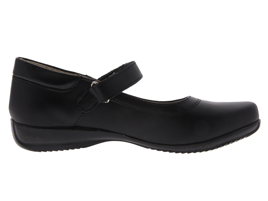 Par de zapatos negros para niña estilo Mary Jane con correa y acabado liso.