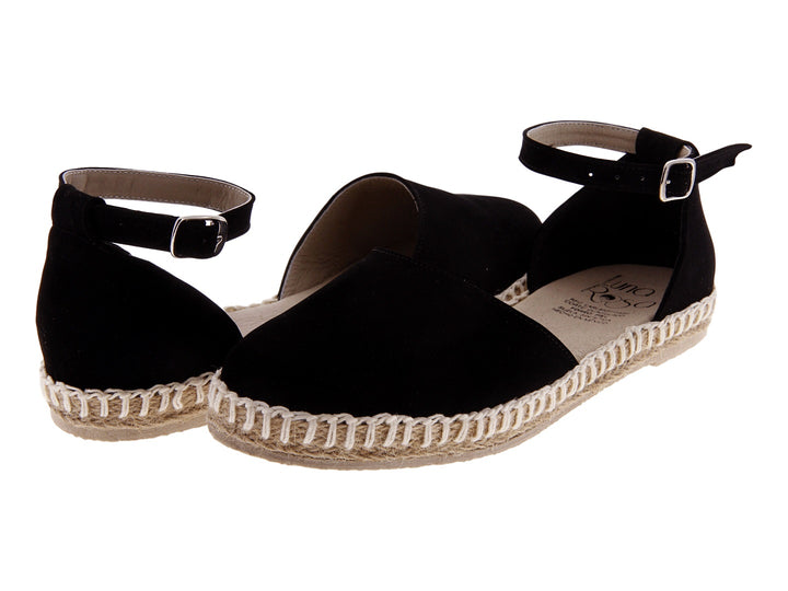 Sandalias negras tipo alpargata con suela de cuerda y correa al tobillo con hebilla.