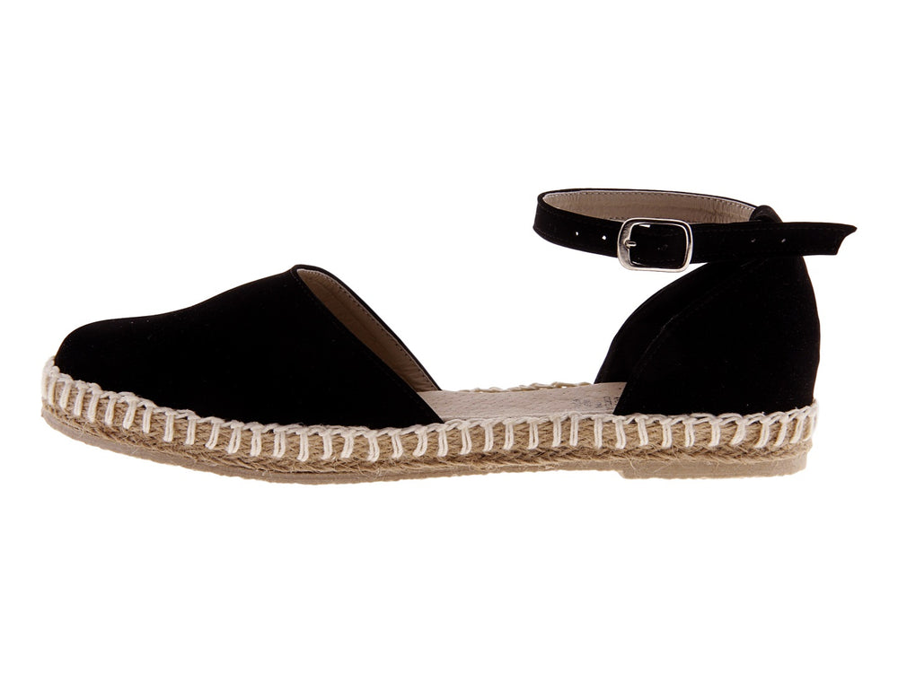 Sandalias negras tipo alpargata con suela de cuerda y correa al tobillo con hebilla.