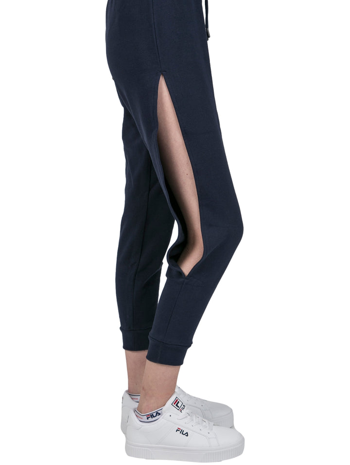 Pantalones deportivos FILA Amaya Jogger color azul marino con detalle de abertura lateral en la pierna.