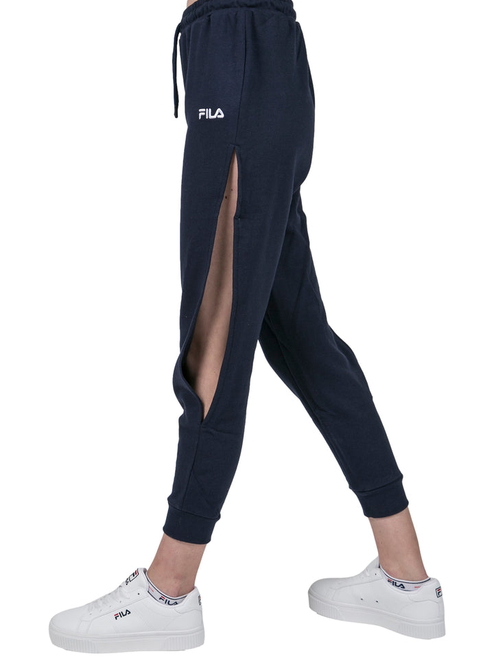 Pantalones deportivos FILA Amaya Jogger color azul marino con detalle de abertura lateral en la pierna.