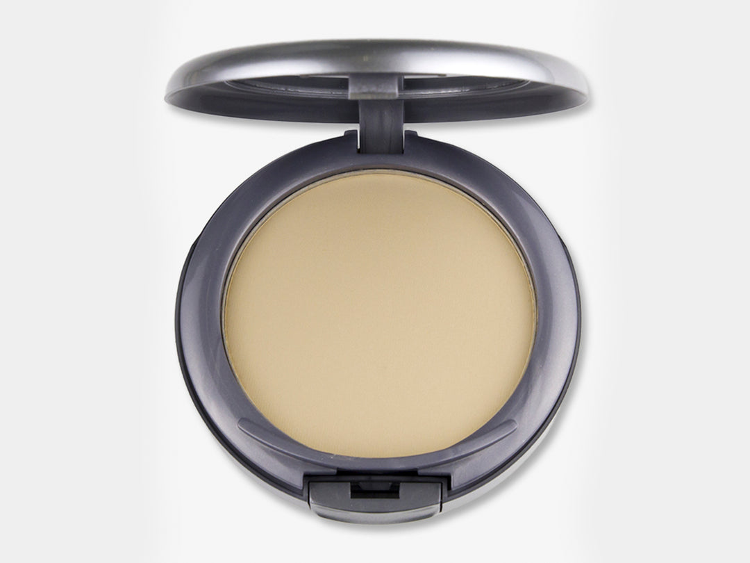 Compacto circular de maquillaje en polvo color light con estuche gris oscuro.