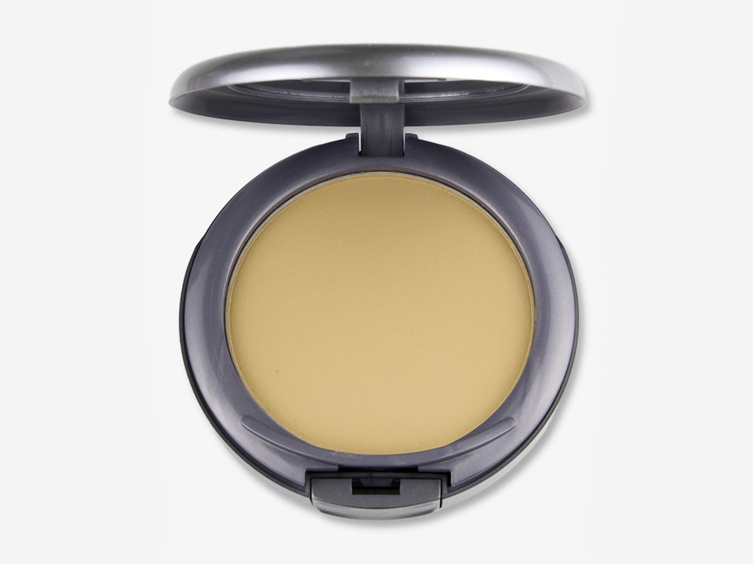 Maquillaje en polvo tono natural en compacto circular de color gris oscuro.