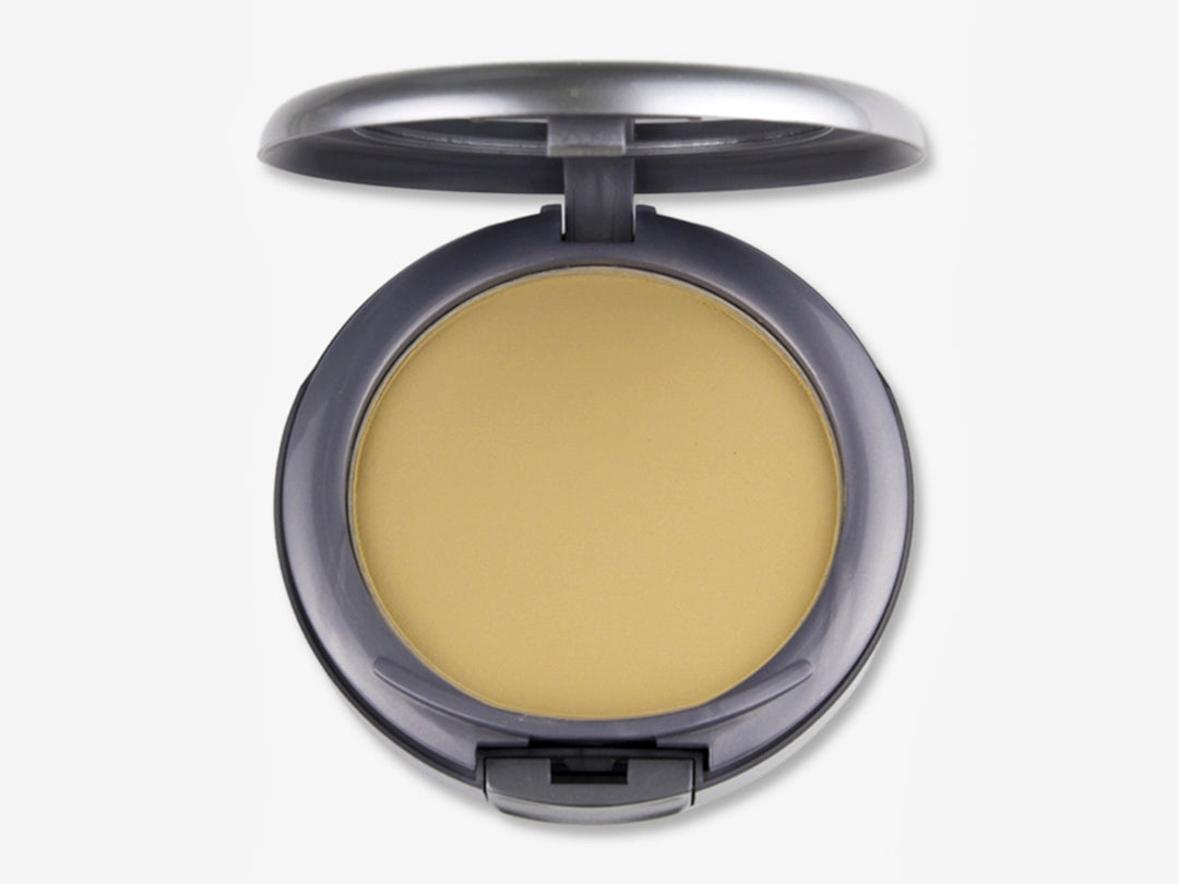 Polvo mineral beige en estuche compacto circular de color gris oscuro.