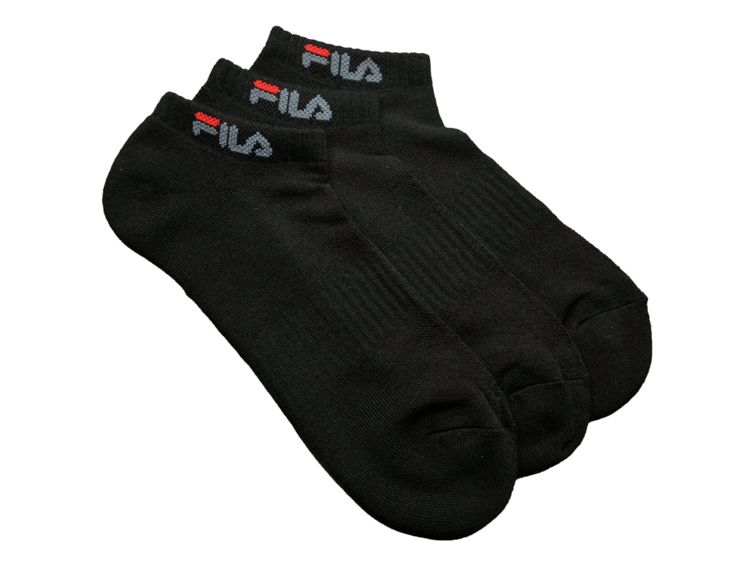 Pack de tres calcetines cortos color negro de la marca FILA con logotipo en el tobillo.