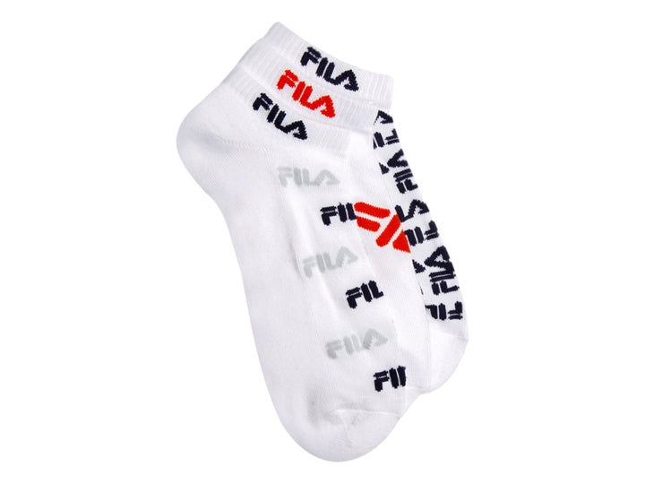 Par de calcetines blancos marca FILA con logotipos repetidos en color negro y rojo.