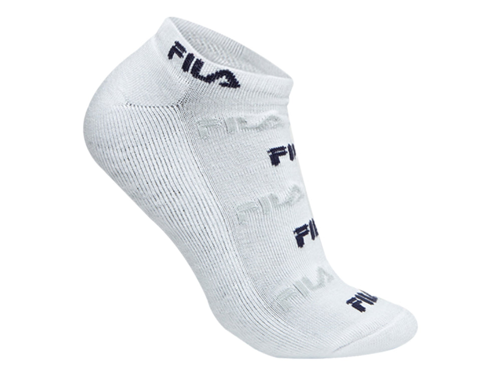 Par de calcetines blancos marca FILA con logotipos repetidos en color negro y rojo.