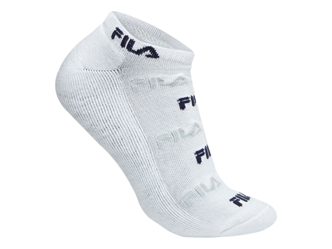 Par de calcetines blancos marca FILA con logotipos repetidos en color negro y rojo.
