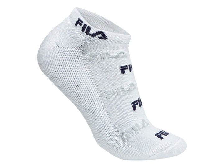Par de calcetines blancos marca FILA con logotipos repetidos en color negro y rojo.