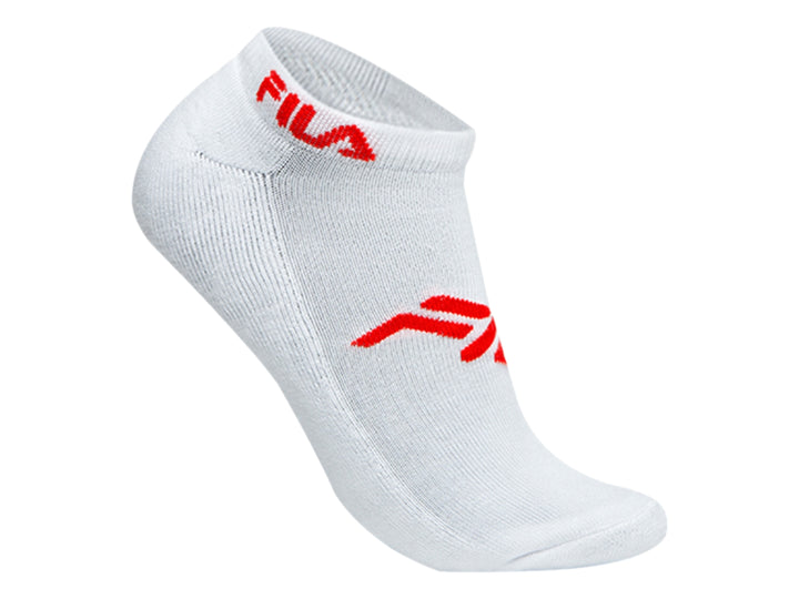 Par de calcetines blancos marca FILA con logotipos repetidos en color negro y rojo.