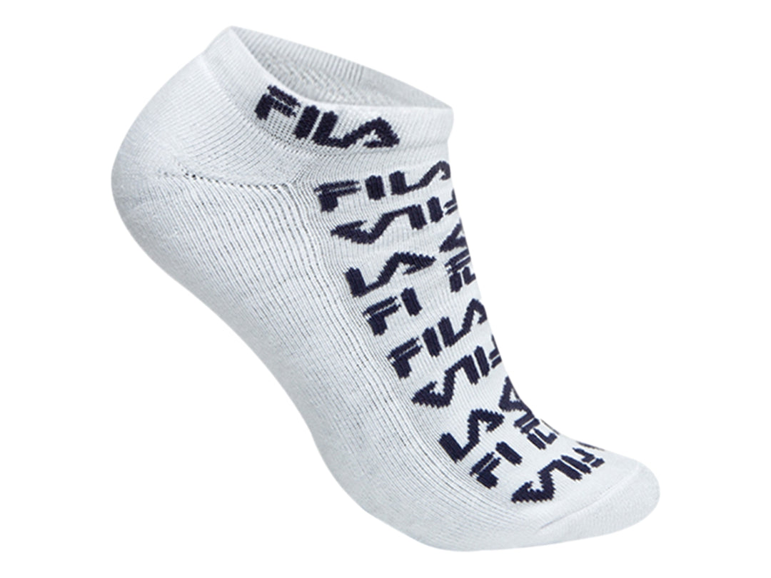 Par de calcetines blancos marca FILA con logotipos repetidos en color negro y rojo.