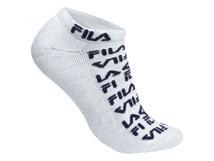 Par de calcetines blancos marca FILA con logotipos repetidos en color negro y rojo.