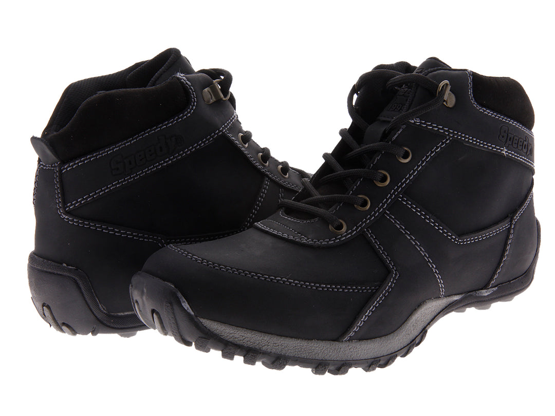 Par de botas negras para hombre con cordones y suela rugosa sobre fondo blanco.