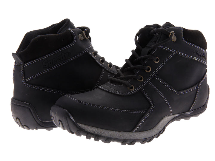 Par de botas negras para hombre con cordones y suela rugosa sobre fondo blanco.