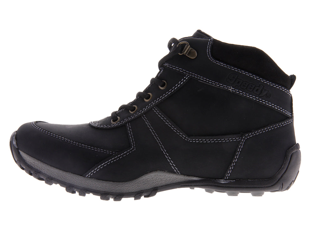 Par de botas negras para hombre con cordones y suela rugosa sobre fondo blanco.