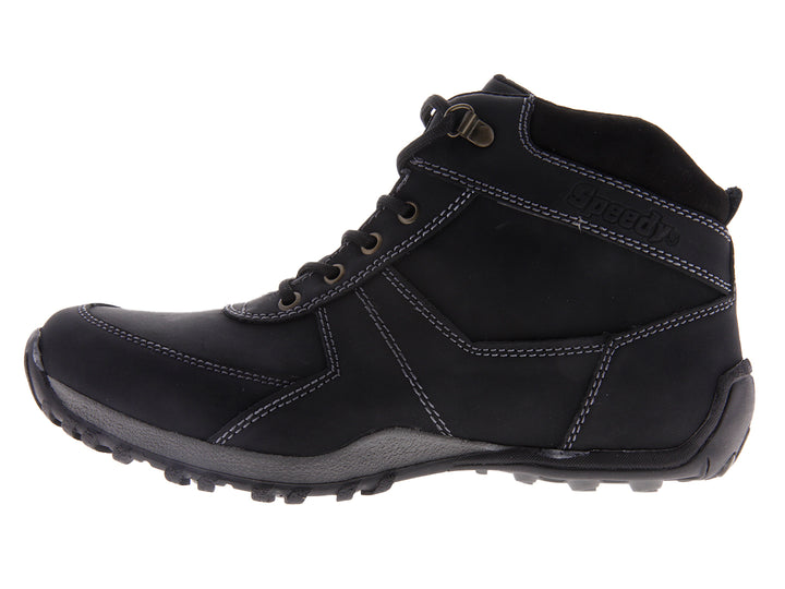 Par de botas negras para hombre con cordones y suela rugosa sobre fondo blanco.