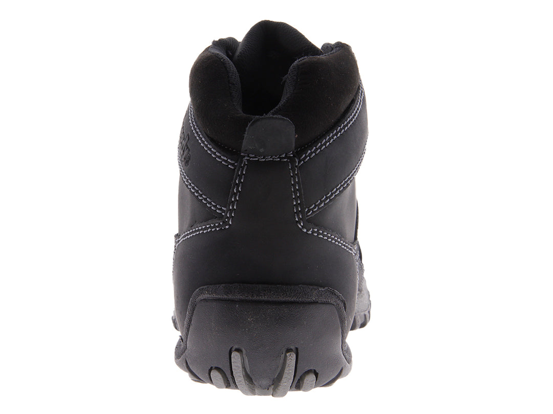 Par de botas negras para hombre con cordones y suela rugosa sobre fondo blanco.