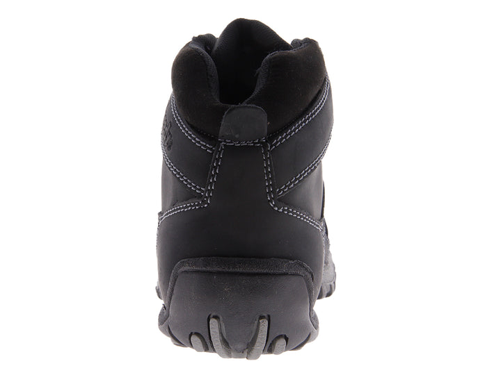 Par de botas negras para hombre con cordones y suela rugosa sobre fondo blanco.