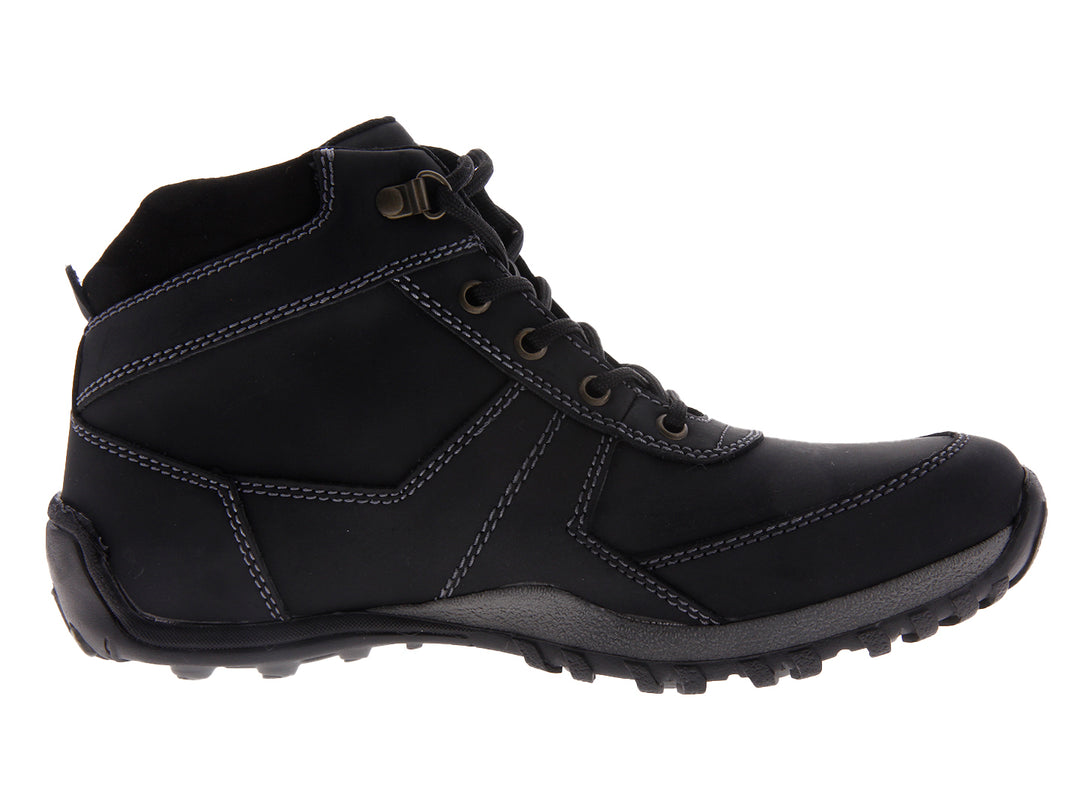 Par de botas negras para hombre con cordones y suela rugosa sobre fondo blanco.