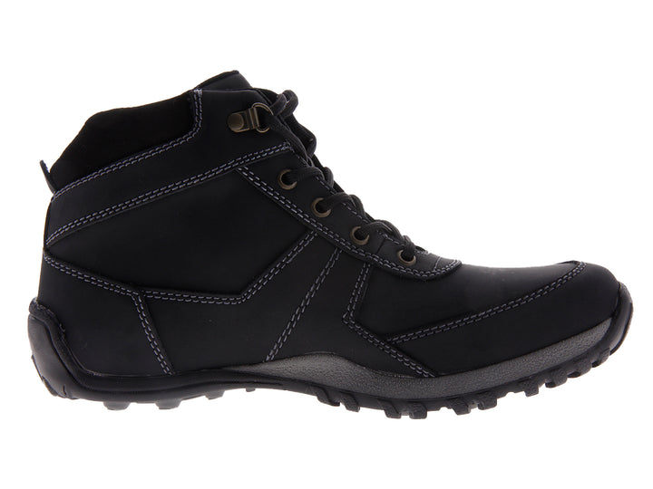 Par de botas negras para hombre con cordones y suela rugosa sobre fondo blanco.
