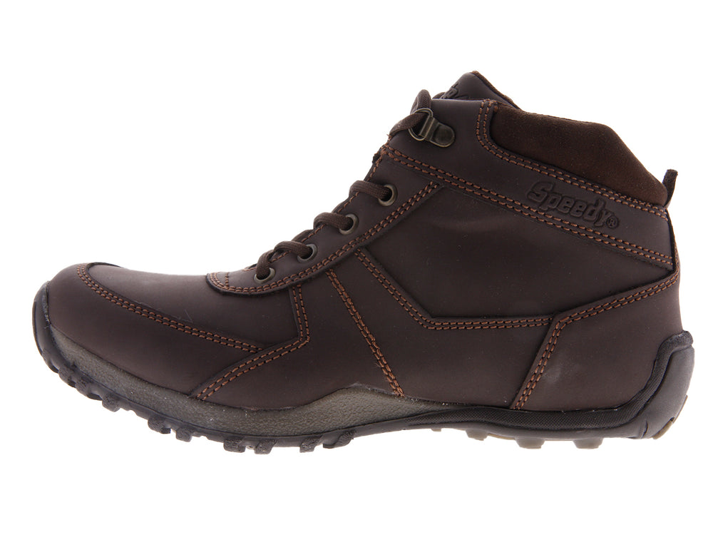 Par de botas deportivas color café para hombre con agujetas y suela robusta.