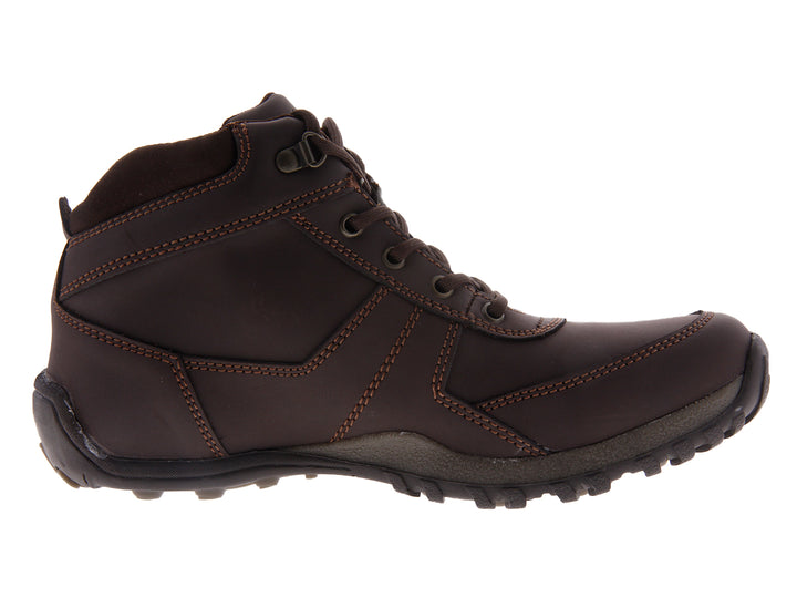 Par de botas deportivas color café para hombre con agujetas y suela robusta.