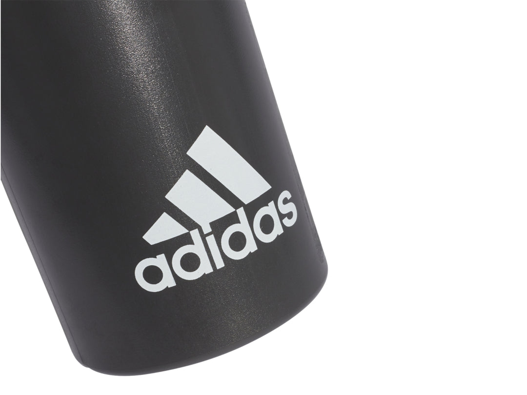 Botella de agua deportiva Adidas color negro con tapa roja y logotipo blanco.