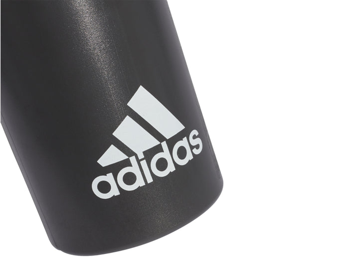 Botella de agua deportiva Adidas color negro con tapa roja y logotipo blanco.