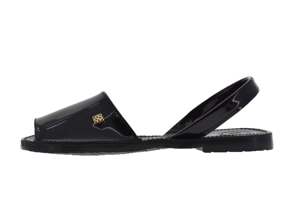Sandalias negras de charol brillante con correa trasera para Niña.