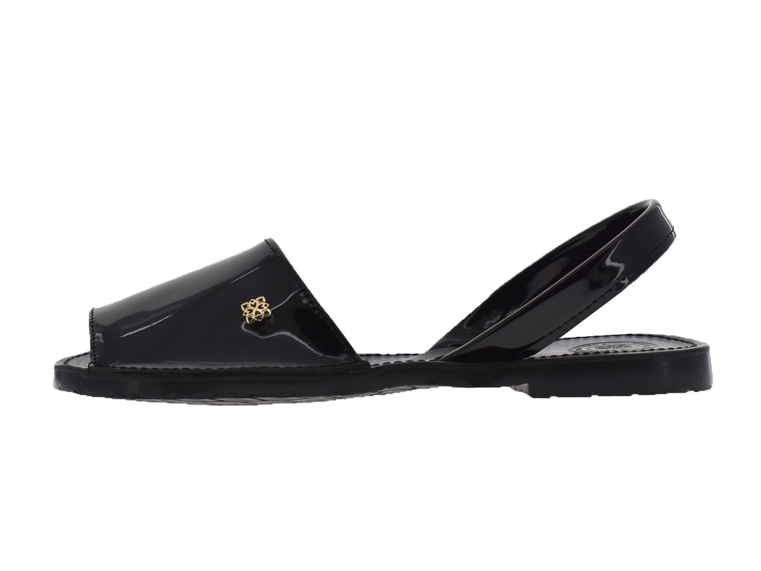 Sandalias negras de charol brillante con correa trasera para Niña.