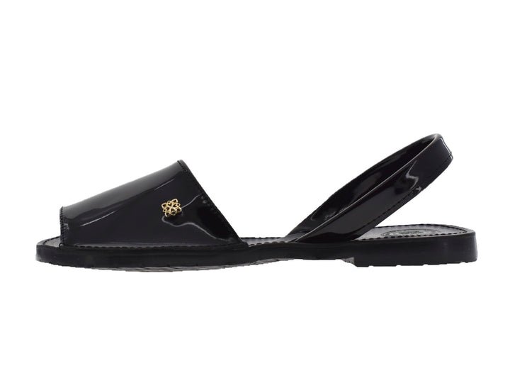 Sandalias negras de charol brillante con correa trasera para Niña.