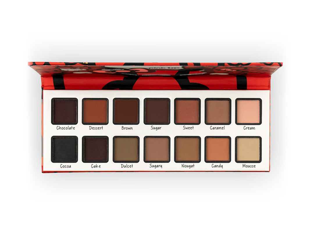 Paleta de sombras Pink Up Hello Kitty Moños con 14 tonos en gama de cafés, beige y negro en estuche rojo.