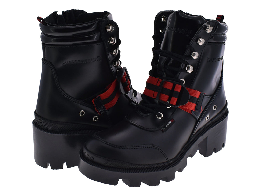 Botines combat negros con suela de plataforma y correas decorativas en color rojo y negro.