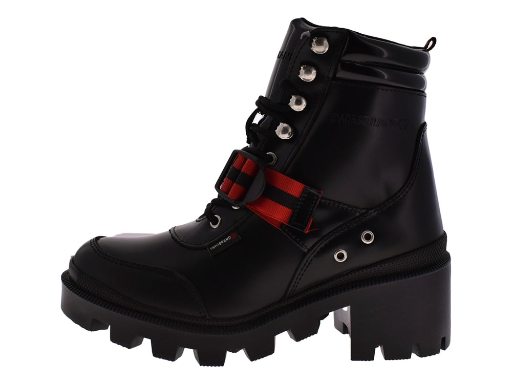 Botines combat negros con suela de plataforma y correas decorativas en color rojo y negro.