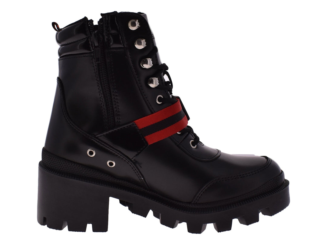 Botines combat negros con suela de plataforma y correas decorativas en color rojo y negro.