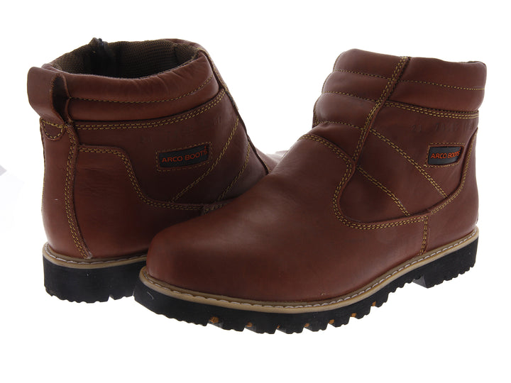 Bota industrial de piel color marrón con cierre lateral y suela de hule negra.