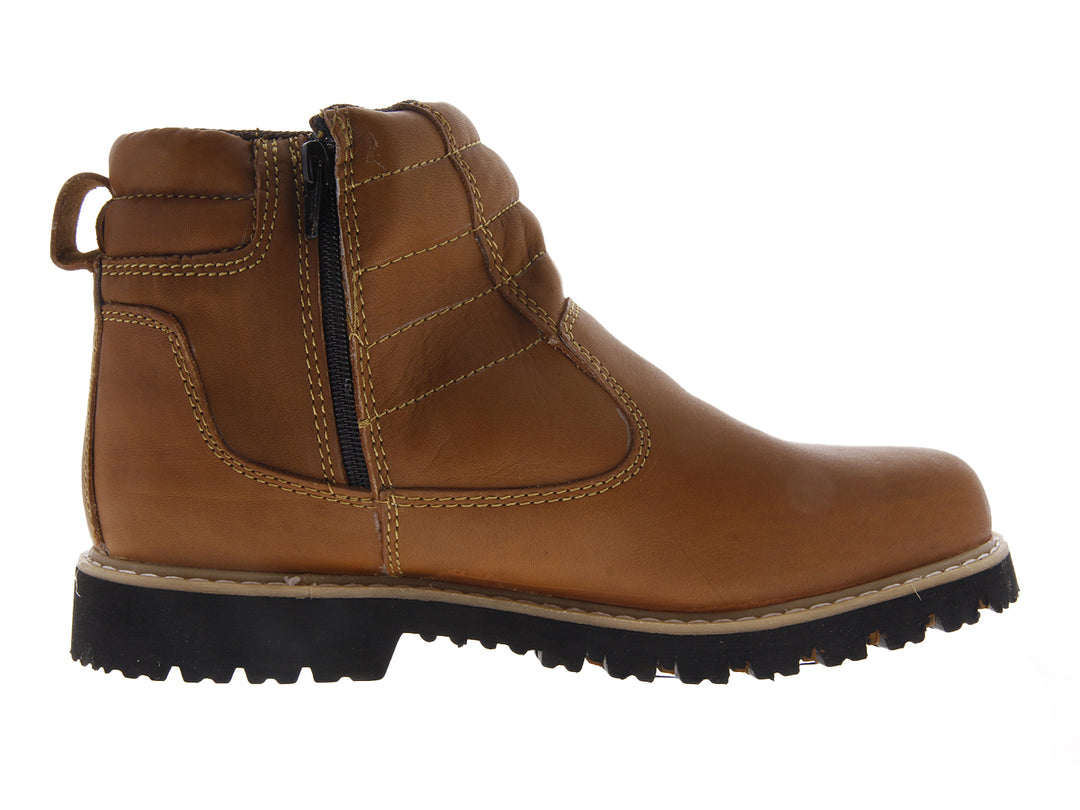 Botas industriales de piel color habana con cierre lateral y suela de hule negra.