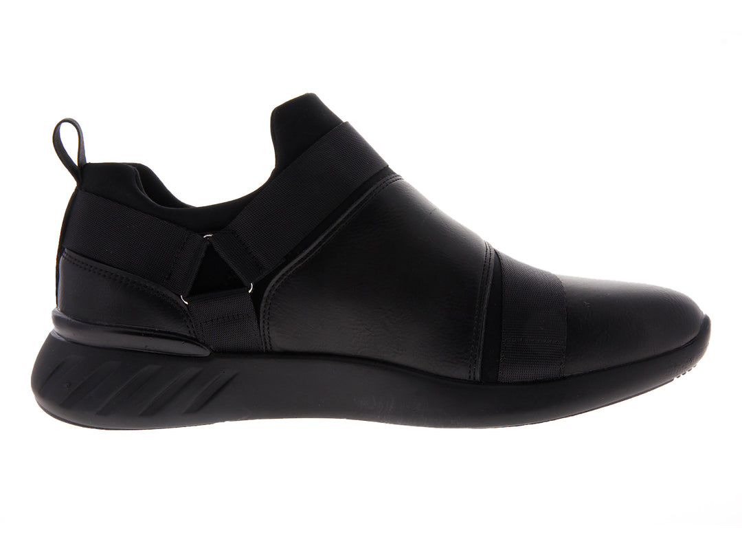 Par de tenis negros estilo slip-on con correas elásticas sobre fondo blanco.