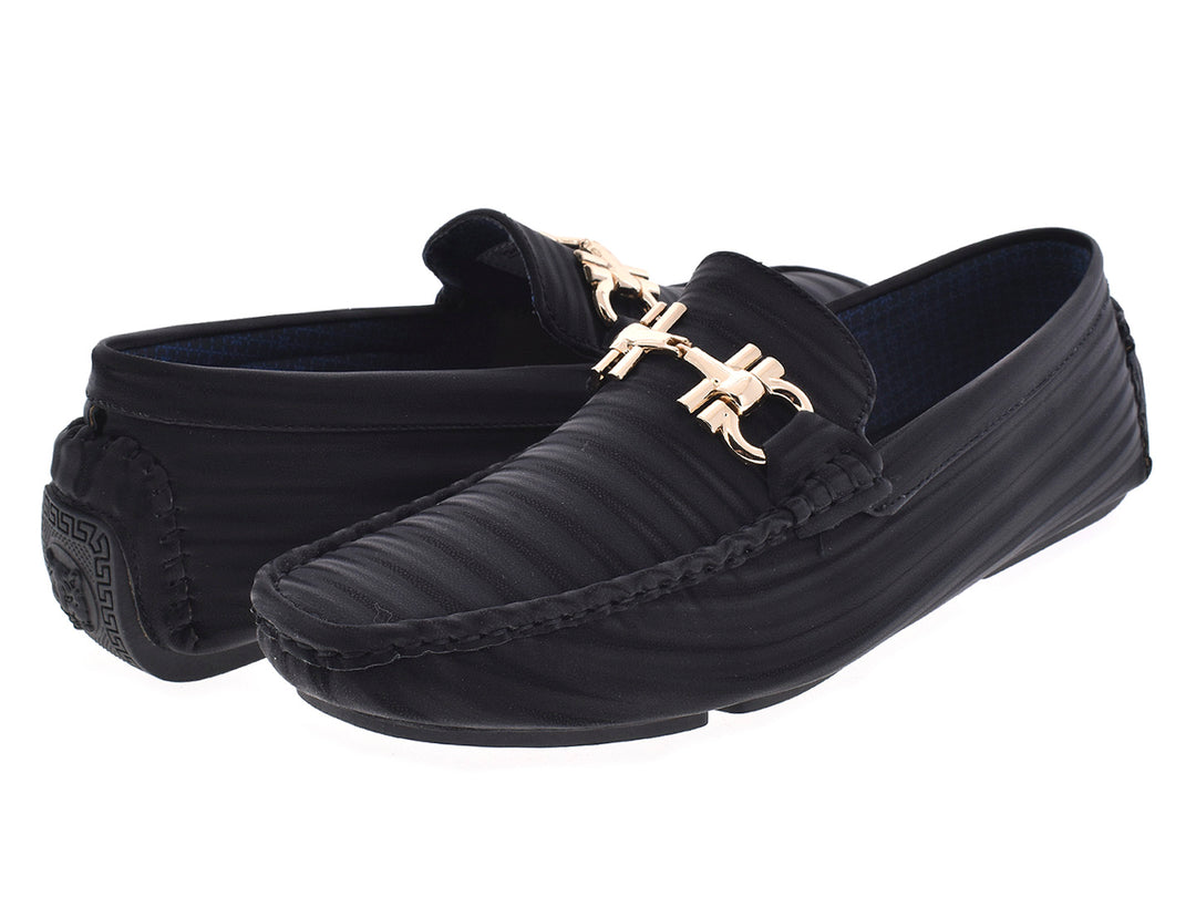 Par de mocasines negros Platini con herraje dorado y textura rayada sobre fondo blanco.