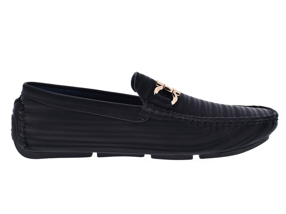 Par de mocasines negros Platini con herraje dorado y textura rayada sobre fondo blanco.