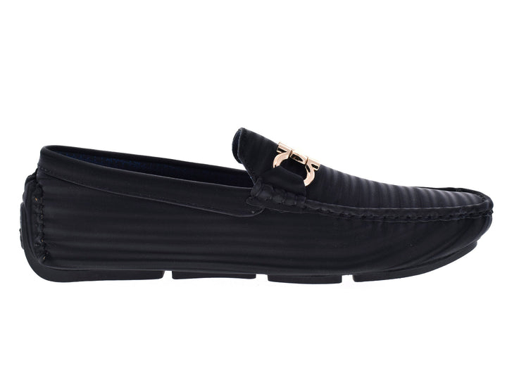 Par de mocasines negros Platini con herraje dorado y textura rayada sobre fondo blanco.