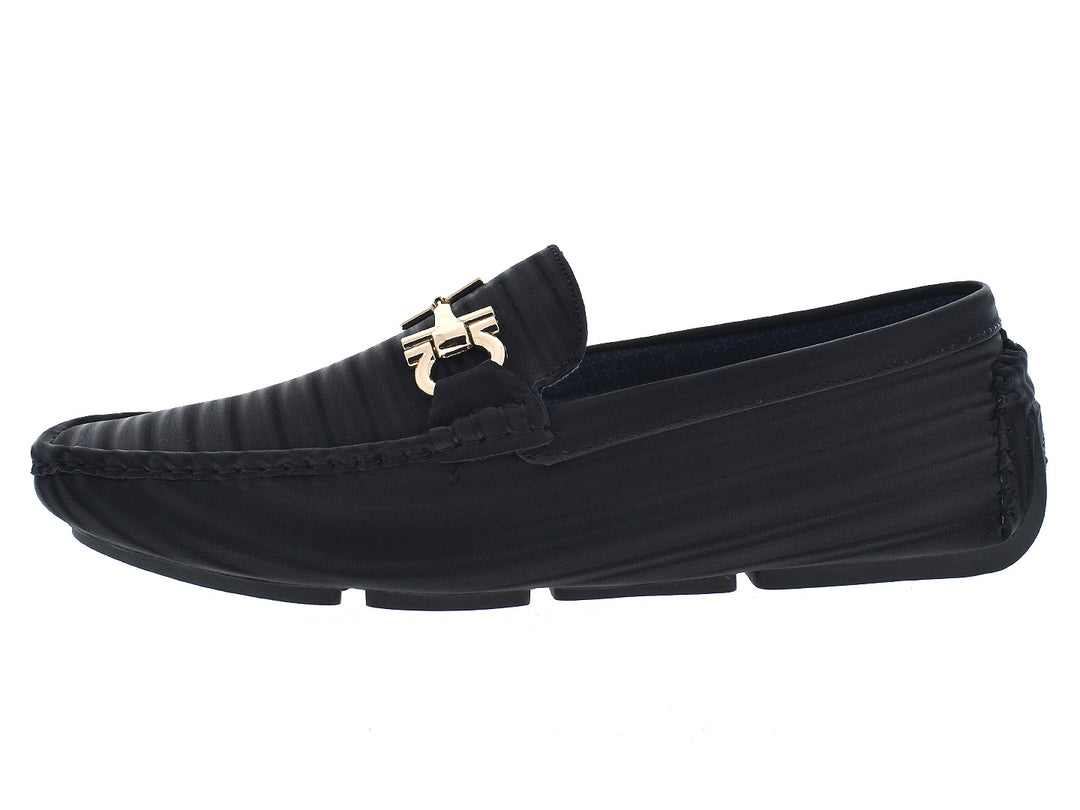 Par de mocasines negros Platini con herraje dorado y textura rayada sobre fondo blanco.
